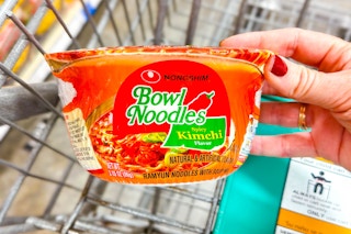 hand holding a nongshim noodle bowl