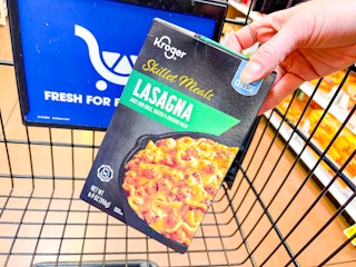 hand placing kroger skillet meal in shopping cart