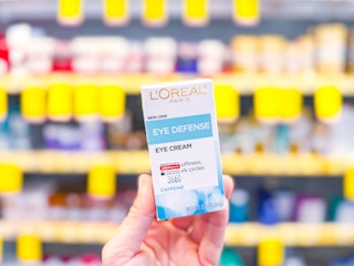 hand holding l'oreal eye defense cream