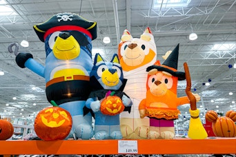 costco-bluey-family-halloween-inflatable