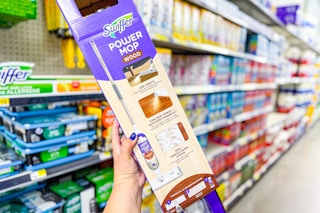 hand holding swiffer powermop