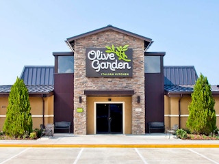 olive garden restaurant entrance 1672353214 1672353215
