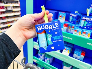 hand holding the Bubble gift set