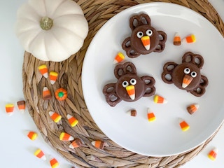 oreo pretzel turkeys with charger, pumpkin, and candy corn