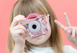 child using the unicorn vivitar camera