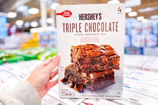 hand holding a box of betty crocker hersheys brownie mix