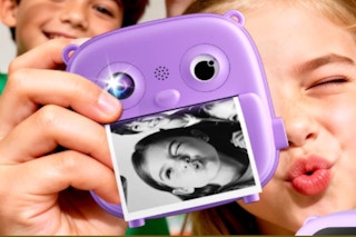 Girl using the Ploomen Kids Camera Instant Print with a friend.