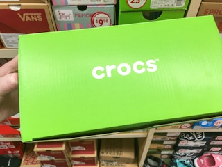 crocs orb shoes box 1 2 1683140190 1683140190