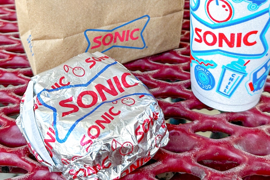 sonic-drive-thru-deals-app-kcl-cheesebuger-hamburger-closeup