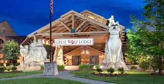 entrance of great wolf lodge with sign and wolf