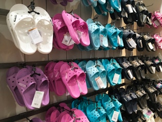 crocs-slides-wall-2022-01.