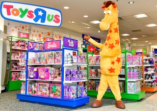 toys r us geoffrey the giraffe inside macy's store