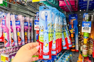 hand holding bluey colgate kids electronic toothbrush