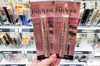 hand holding loreal paris mascara