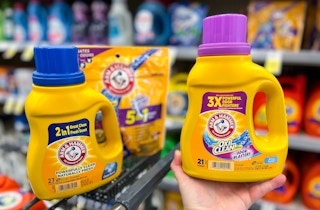 hand holding arm & hammer laundry detergent