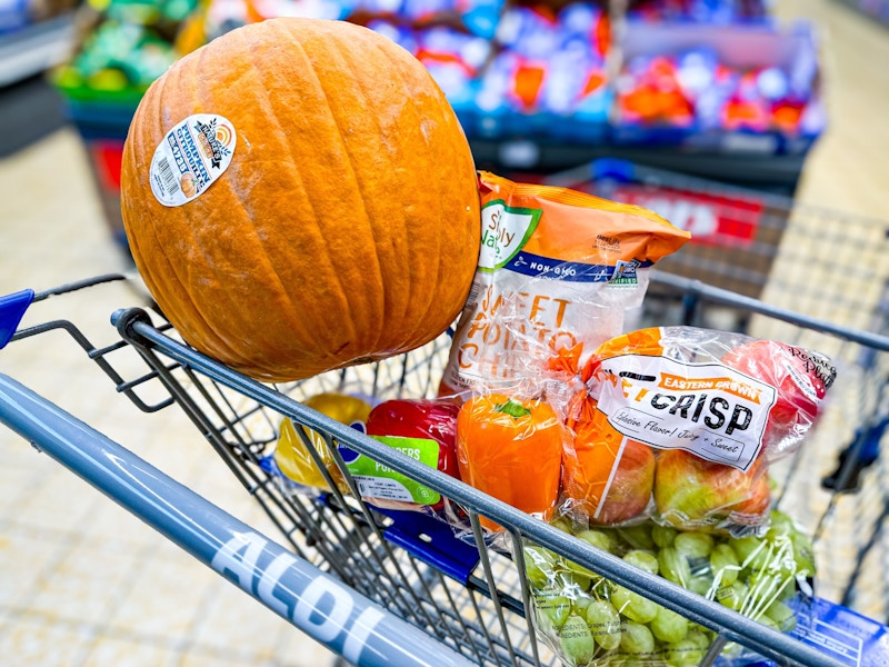 aldi weekly food deals pumpkins peppers apples grapes sweet potato chips in cart