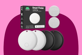 Four round Android tracker tags, 2 black and two white with a black and white box, plus two extra watch-type batteries