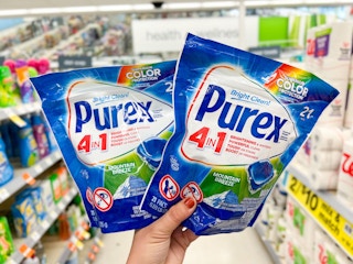hand holding purex laundry pacs