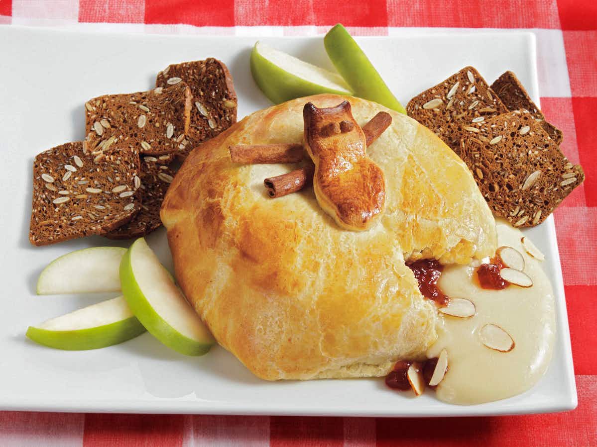 raspberry baked brie with almonds on plate with apples and crackers