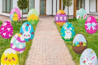 sewrung 12 PCS Eggs Decorations Outdoor Easter Yard Signs in a yard.
