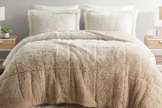 macys-intelligent-design-faux-fur-comforter-1