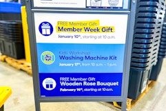 signage in Lowes about free wooden rose bouquet