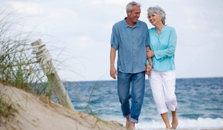 rsz 1140 couple walking on beach florida 1605825394 1605825394