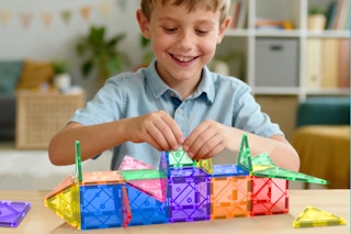 Boy playing with the Soyee Magnetic Tiles Toddler Toys Magnetic Building Blocks at a table.
