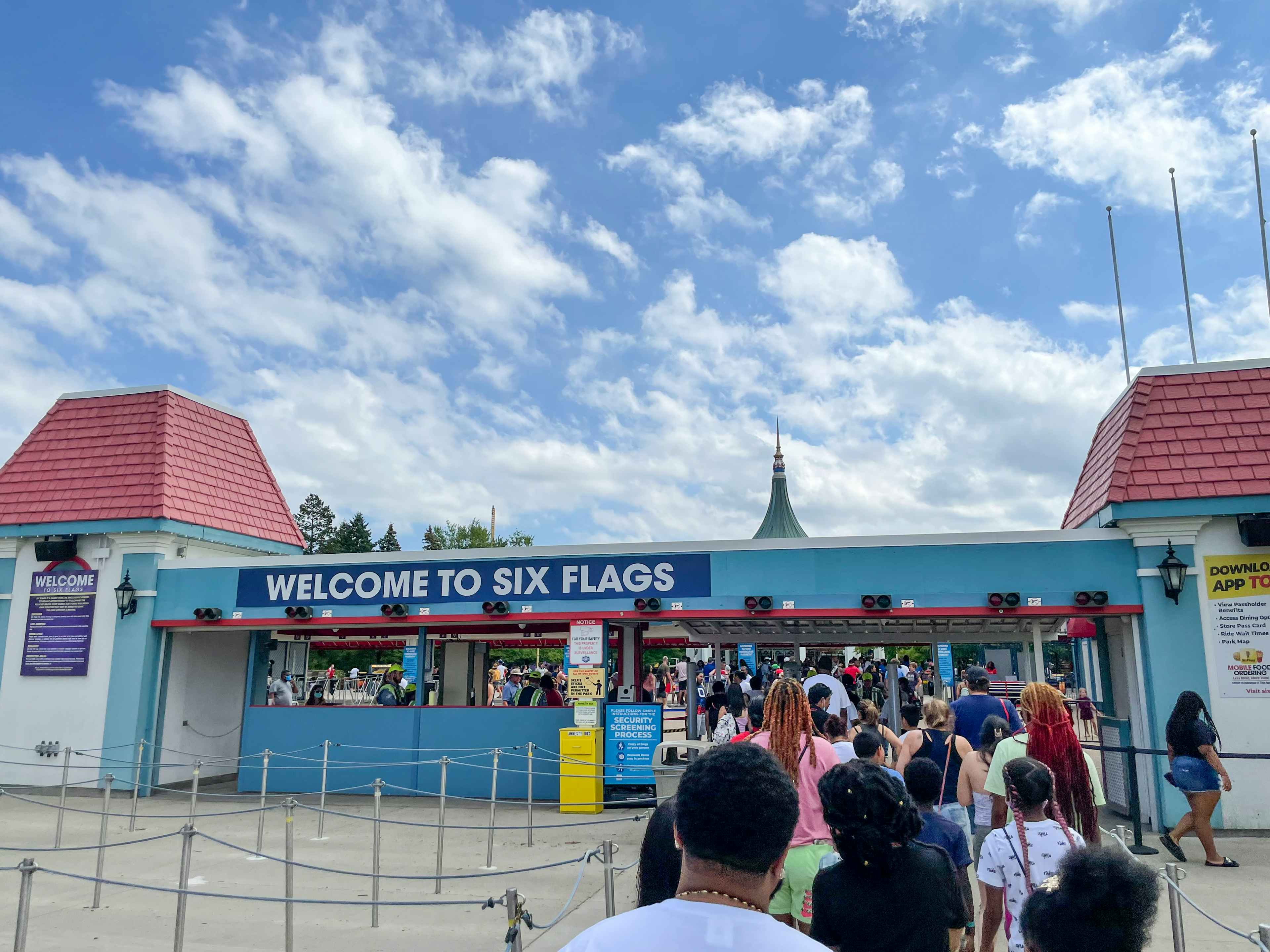 A line of people waiting to enter at six flags and easement park
