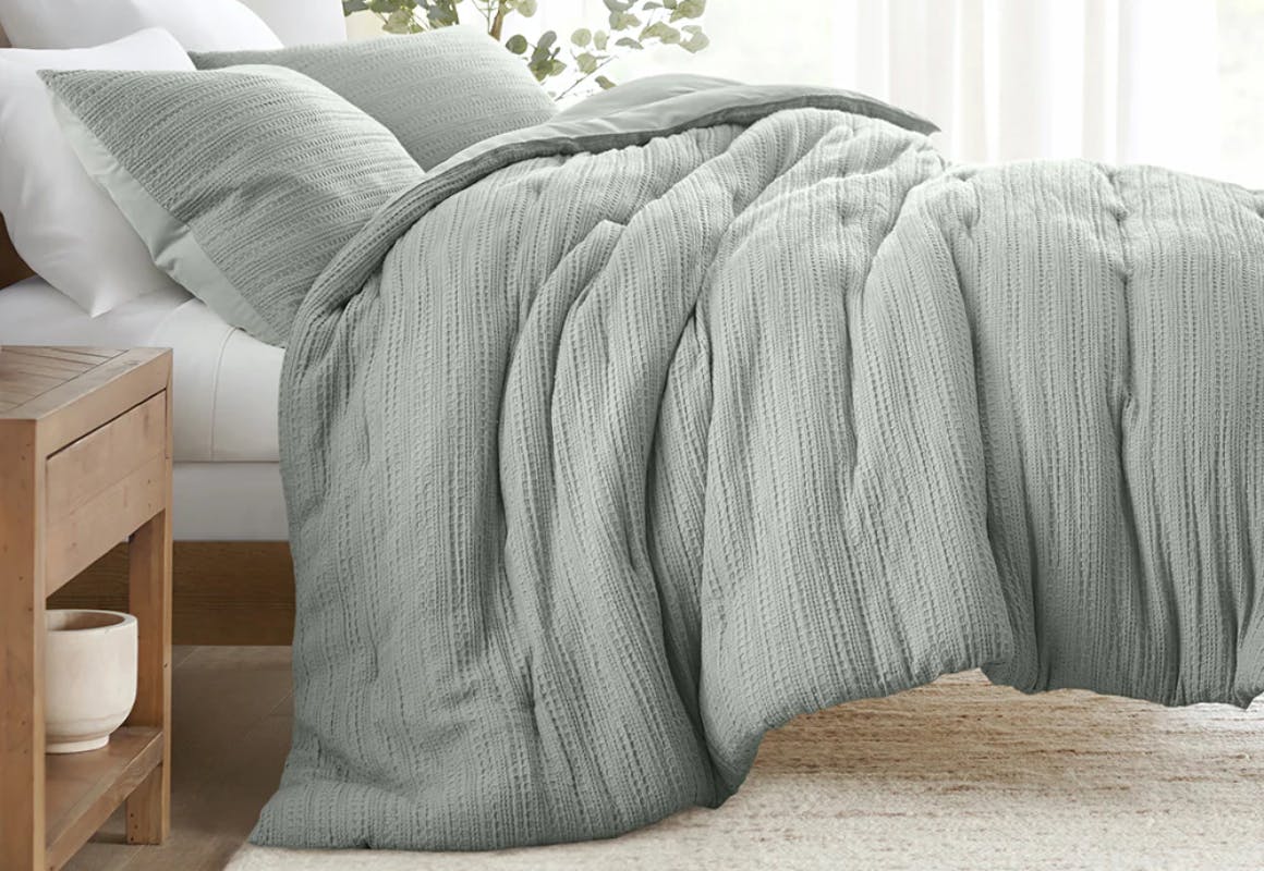 Linens & Hutch Comforter Set