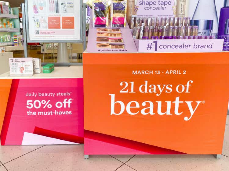 Ulta display with 21 days of beauty sign
