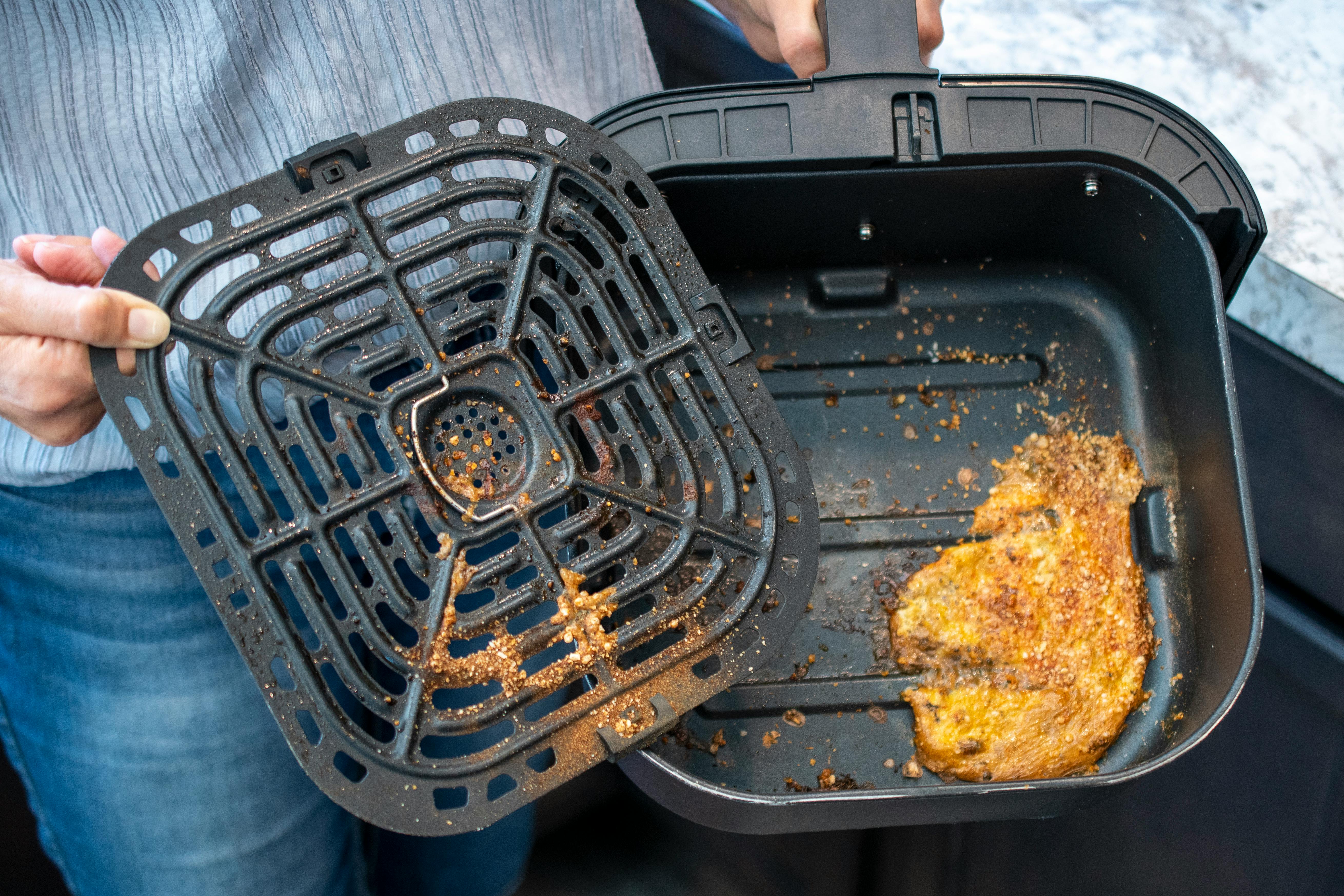 here's how to clean your air fryer basket the easy way. #AirFryer