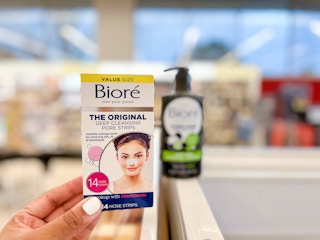 hand holding biore strips